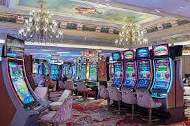 five789 APP ကို ဒေါင်းလုဒ်ဆွဲပြီး Live Casino Sportsbook Slots ကို Myanmar smartphone ဖြင့် ကစားနေသောမြင်ကွင်း